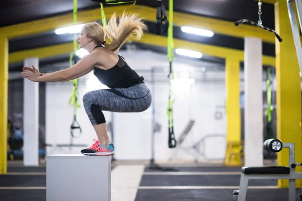Ung Atletisk Kvinna Utbildning Hoppa Passar Låda Cross Fitness Gym — Stockfoto
