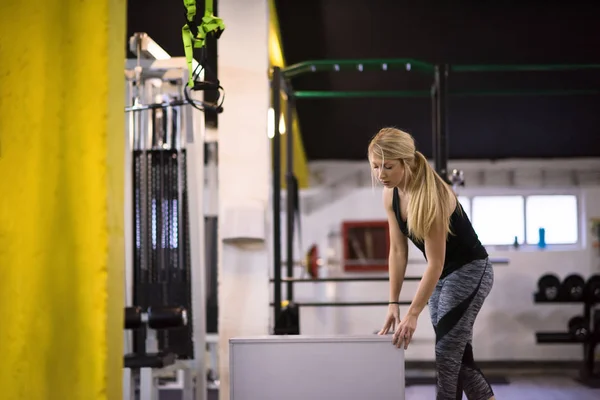 Entrenamiento Mujer Atlética Joven Saltando Caja Ajuste Gimnasio Cross Fitness — Foto de Stock