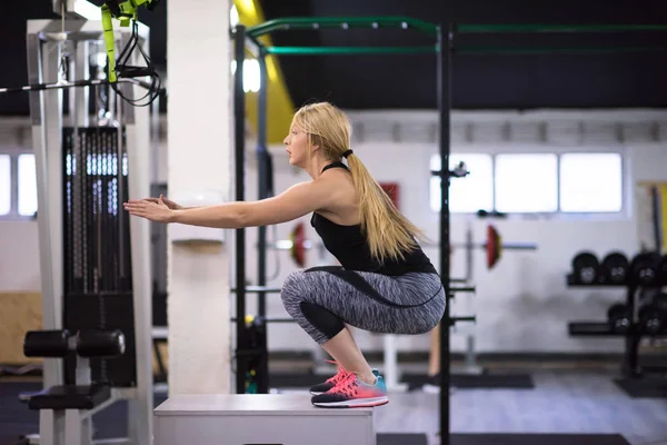 Ung Atletisk Kvinna Utbildning Hoppa Passar Låda Cross Fitness Gym — Stockfoto