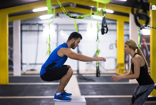 Jovem Atlético Mulher Formação Com Personal Trainer Jumping Caixa Ajuste — Fotografia de Stock