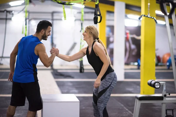 Jonge Atletische Vrouw Training Met Personal Trainer Springen Fit Box — Stockfoto