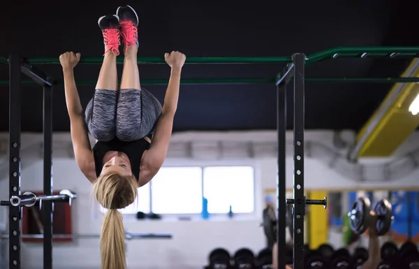 Atleta Mulher Fazendo Abdominais Exercícios Pendurados Cabeça Para Baixo Barra — Fotografia de Stock