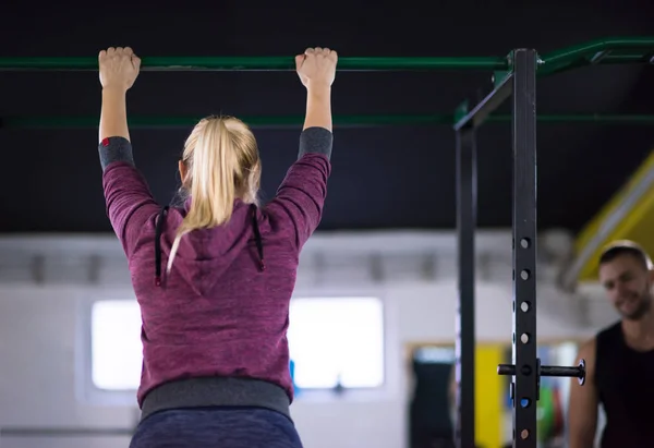 Młoda Muskularna Kobieta Podciąga Się Belce Poziomej Ramach Cross Fitness — Zdjęcie stockowe