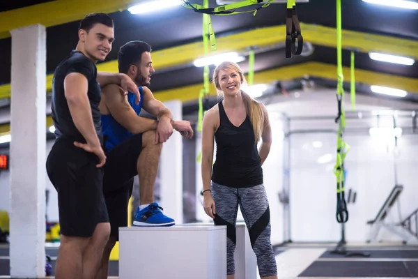 Grupo Jóvenes Deportistas Sanos Que Entrenan Saltando Caja Entrenamiento Gimnasio —  Fotos de Stock