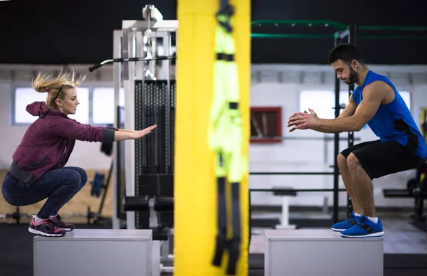 Groep Gezonde Atletische Jongeren Opleiding Springen Tekstvak Bij Grensoverschrijdende Fitnessruimte — Stockfoto