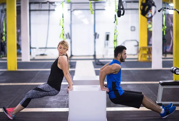 Jeunes Athlètes Couple Travaillant Leurs Bras Aide Boîtes Gym Remise — Photo