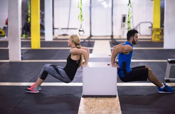 Young Couple Athletes Working Out Arms Using Boxes Cross Fitness — Stock Photo, Image