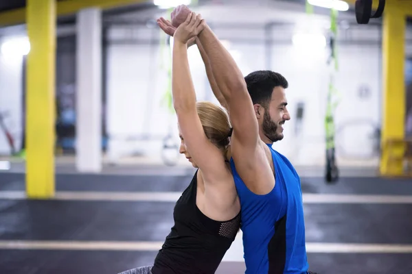 Jeunes Athlètes Couple Travaillant Leurs Bras Aide Boîtes Gym Remise — Photo