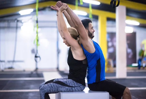 Jóvenes Atletas Pareja Ejercitando Sus Brazos Usando Cajas Gimnasio Cross — Foto de Stock