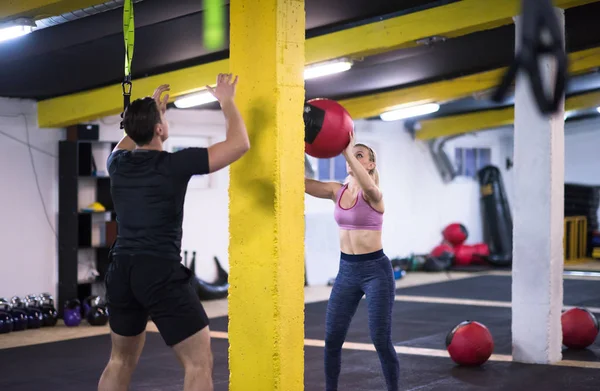 Les Jeunes Athlètes Entraînent Couple Avec Une Balle Médicale Gymnase — Photo