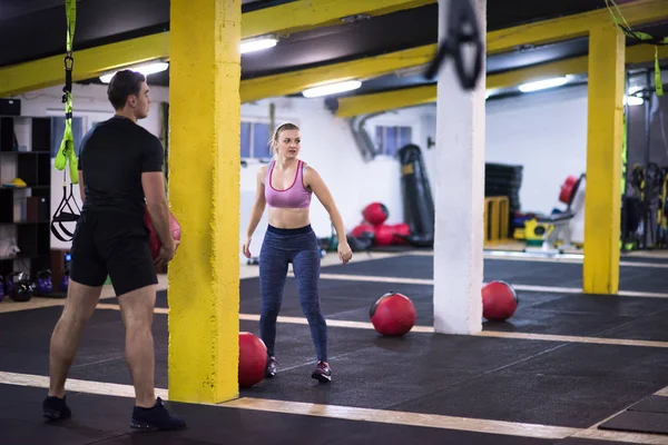 Mladí Sportovci Pár Cvičení Lékařským Míčem Cross Fitness Tělocvičně — Stock fotografie