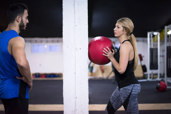 Mladí Sportovci Pár Cvičení Lékařským Míčem Cross Fitness Tělocvičně — Stock fotografie