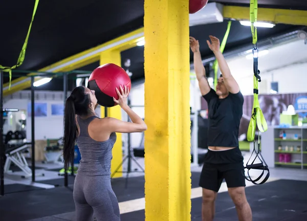 Jovens Atletas Casal Exercitando Com Bola Médica Ginásio Cross Fitness — Fotografia de Stock