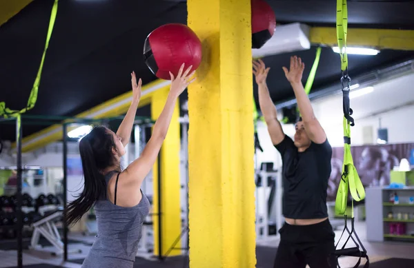 Jovens Atletas Casal Exercitando Com Bola Médica Ginásio Cross Fitness — Fotografia de Stock