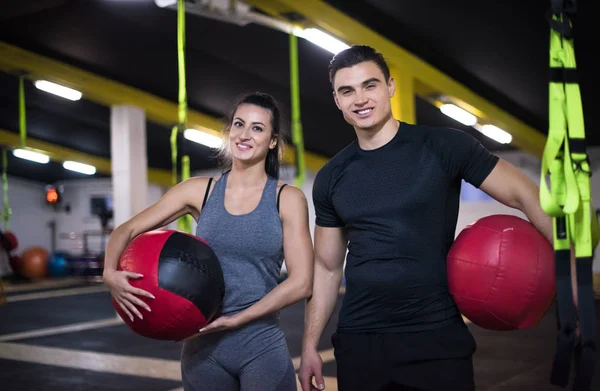 Jóvenes Atletas Pareja Haciendo Ejercicio Con Pelota Médica Gimnasio Cross — Foto de Stock