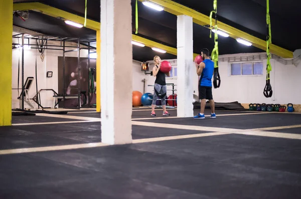 Jovens Atletas Casal Exercitando Com Bola Médica Ginásio Cross Fitness — Fotografia de Stock