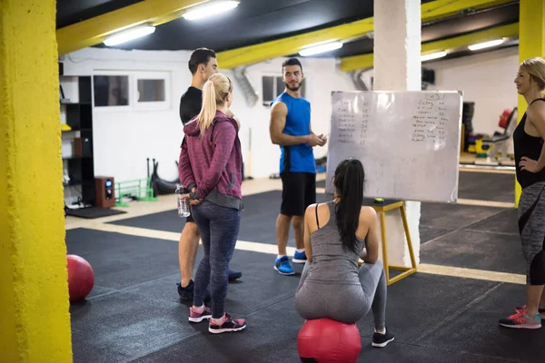 Curso Treinamento Grupo Jovens Atletas Recebendo Instruções Treinador Antes Exercício — Fotografia de Stock