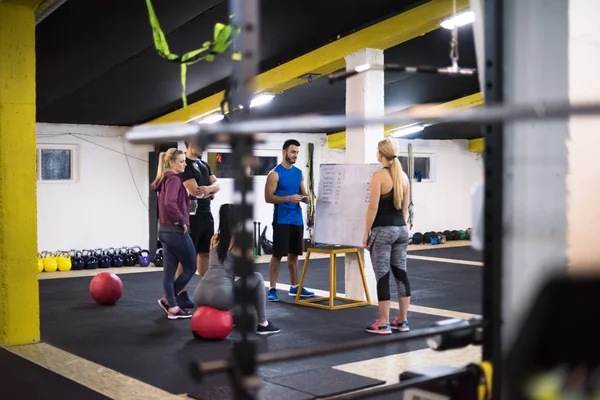 Trainingskurse Gruppe Junger Athleten Erhält Vor Dem Training Der Crossfitness — Stockfoto