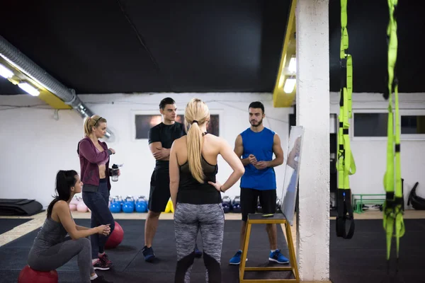 Curso Treinamento Grupo Jovens Atletas Recebendo Instruções Treinador Antes Exercício — Fotografia de Stock