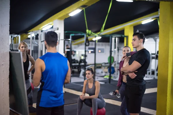 Cours Entraînement Groupe Jeunes Athlètes Obtenir Des Instructions Entraîneur Avant — Photo