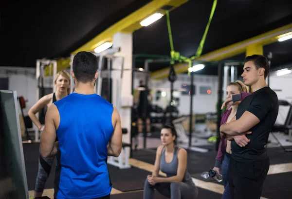 Cours Entraînement Groupe Jeunes Athlètes Obtenir Des Instructions Entraîneur Avant — Photo