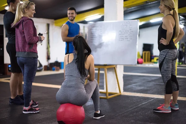 Curso Treinamento Grupo Jovens Atletas Recebendo Instruções Treinador Antes Exercício — Fotografia de Stock