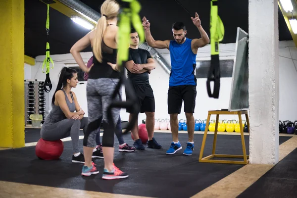 Curso Treinamento Grupo Jovens Atletas Recebendo Instruções Treinador Antes Exercício — Fotografia de Stock