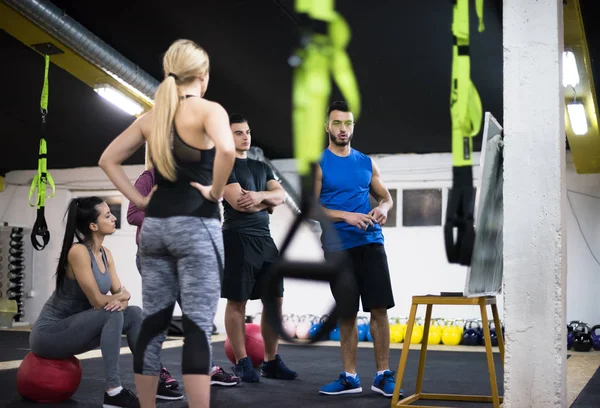 Curso Treinamento Grupo Jovens Atletas Recebendo Instruções Treinador Antes Exercício — Fotografia de Stock