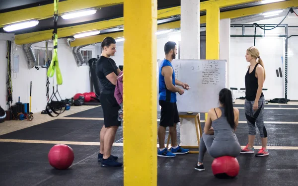 Curso Treinamento Grupo Jovens Atletas Recebendo Instruções Treinador Antes Exercício — Fotografia de Stock