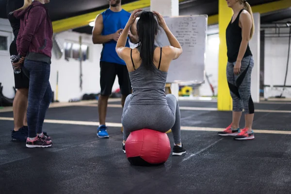 Curso Treinamento Grupo Jovens Atletas Recebendo Instruções Treinador Antes Exercício — Fotografia de Stock