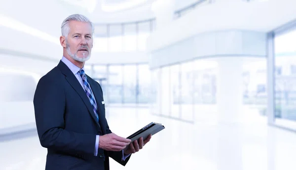 Retrato Empresário Sênior Usando Tablet Frente Seu Escritório Moderno — Fotografia de Stock