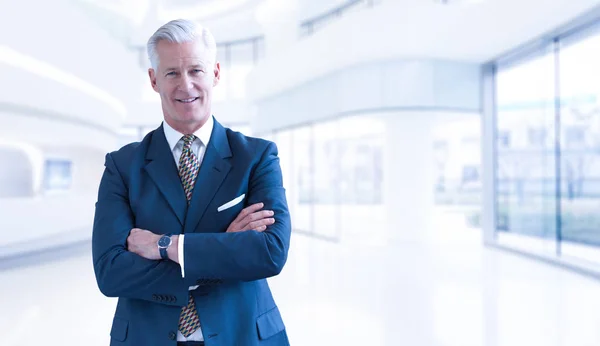 Porträt Eines Leitenden Geschäftsmannes Vor Seinem Modernen Büro — Stockfoto