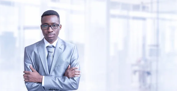 Portret Młodego Biznesmena Junior Przed Jego Duże Nowoczesne Biuro — Zdjęcie stockowe