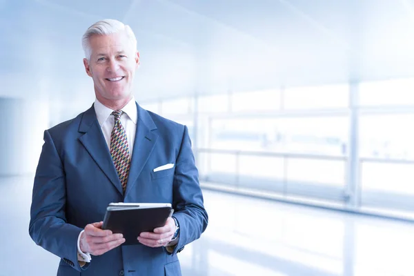 Retrato Empresário Sênior Usando Tablet Frente Seu Escritório Moderno — Fotografia de Stock