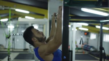  Atlet barfiks çekiyor..