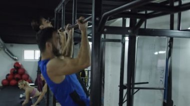  Atlet barfiks çekiyor..