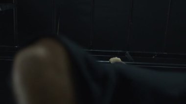  Atlet barfiks çekiyor..