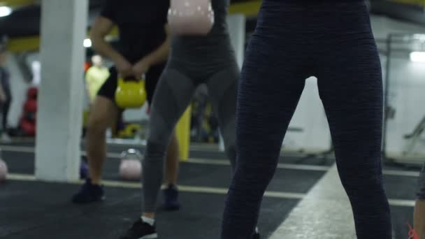 Silni Muskularni Sportowcy Trenujący Kettlebells — Wideo stockowe
