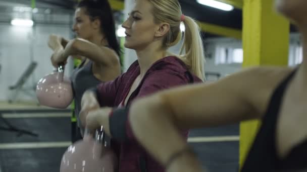 Sterke Gespierde Atleten Trainen Met Kettlebells — Stockvideo