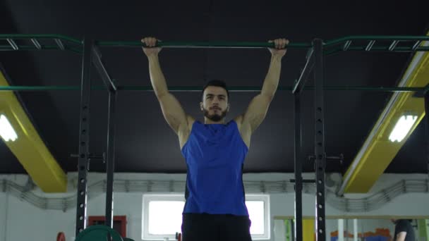 Joven Atleta Hombre Haciendo Ejercicio Gimnasio Cross Fitness — Vídeo de stock