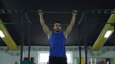 Genç sporcu spor salonunda çalışıyor.
