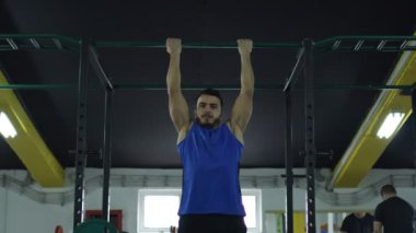 Genç sporcu spor salonunda çalışıyor.