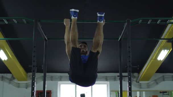 Jeune Athlète Homme Travaillant Salle Gym Remise Forme Cross — Video