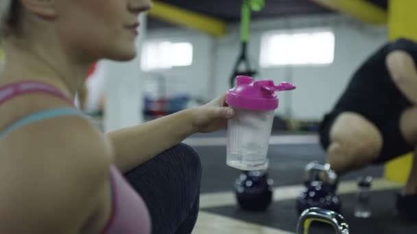 Donna Che Beve Acqua Dopo Duro Allenamento Palestra — Video Stock