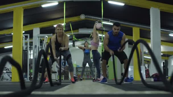 Pareja Haciendo Ejercicio Cuerda Batalla Gimnasio — Vídeos de Stock