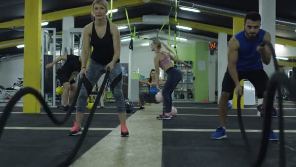 Pár Dělá Boj Lano Cvičení Tělocvičně — Stock video