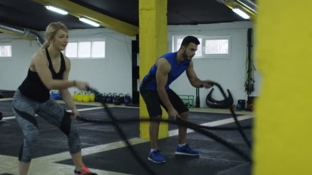 Pareja Haciendo Ejercicio Cuerda Batalla Gimnasio — Vídeo de stock