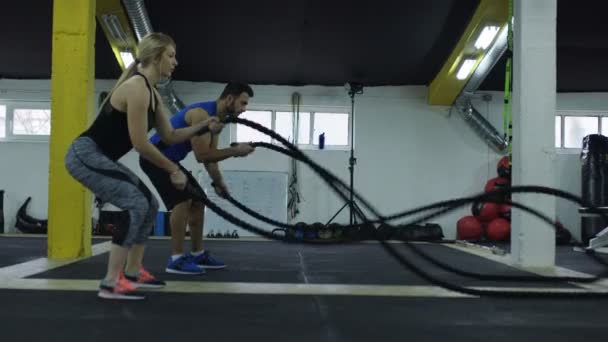 Pareja Haciendo Ejercicio Cuerda Batalla Gimnasio — Vídeo de stock