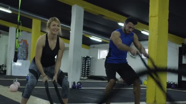 Ζευγάρι Κάνει Μάχη Σχοινί Άσκηση Στο Γυμναστήριο — Αρχείο Βίντεο