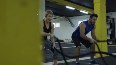 Çift yapıyor savaş ip egzersiz jimnastik salonu. .